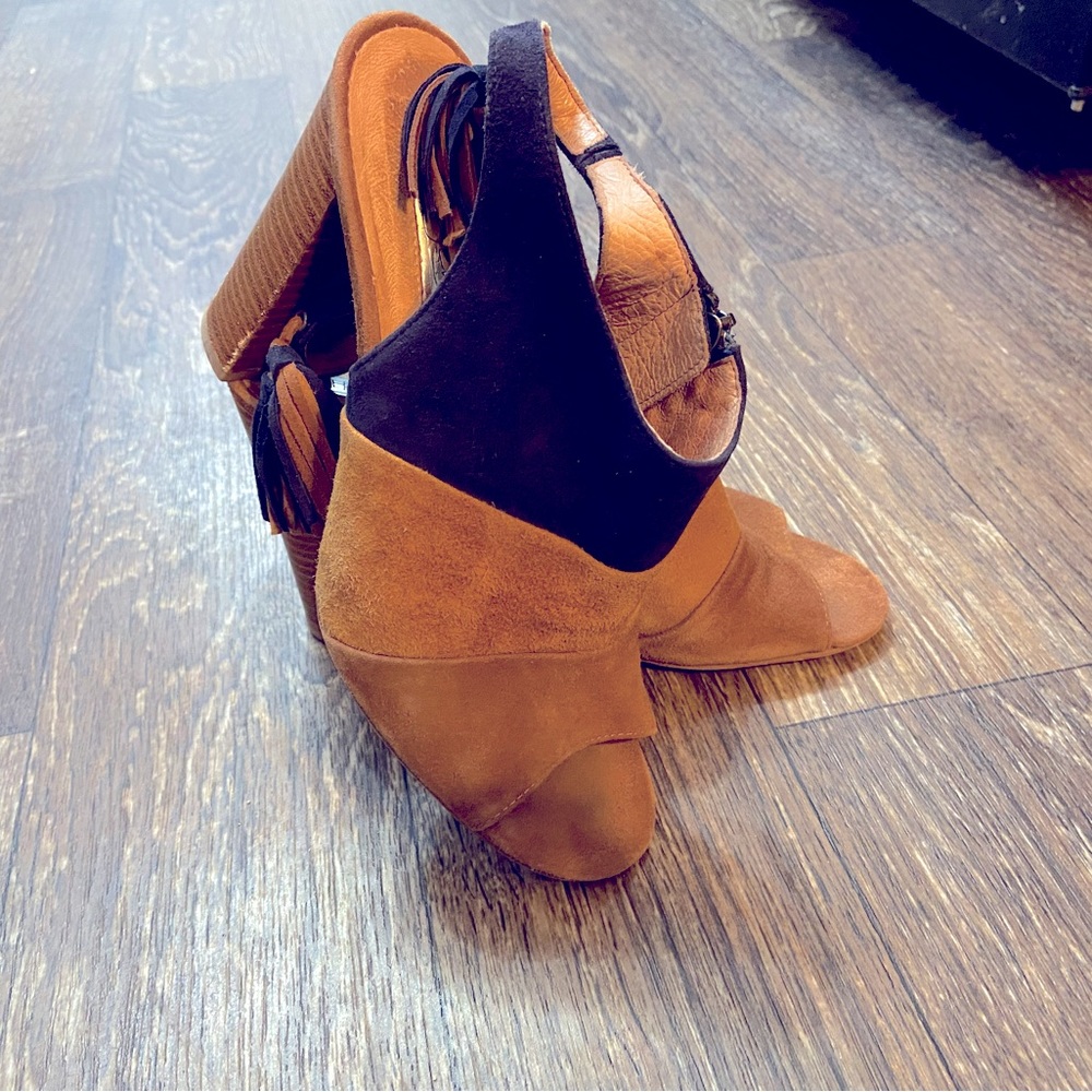 High heels sandals. Genuine leather inside, suede outside. 4.5” heel. Halogen.
